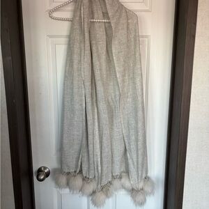 Chic Light Gray Scarf with Faux Fur Trim